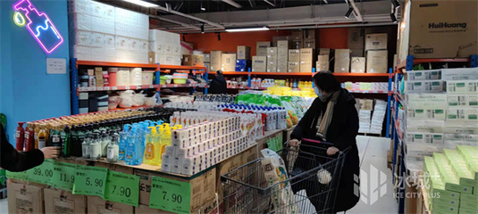 超市折扣倉(cāng)年貨潮涌，市民假日“囤貨”忙，日用百貨銷售迎來小高峰
